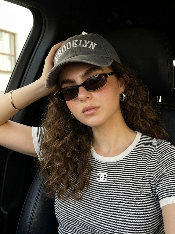 Создайте ИИ-селфи в салоне авто с кепкой Brooklyn
