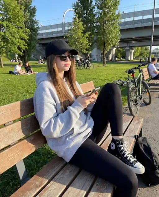 Девушка на скамейке в парке