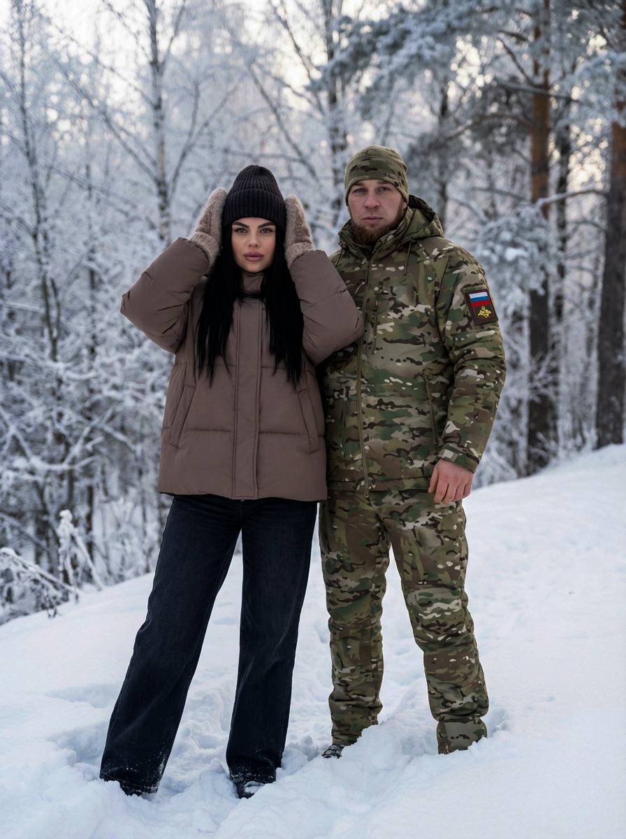 Зимний портрет пары в лесу, полный рост до...