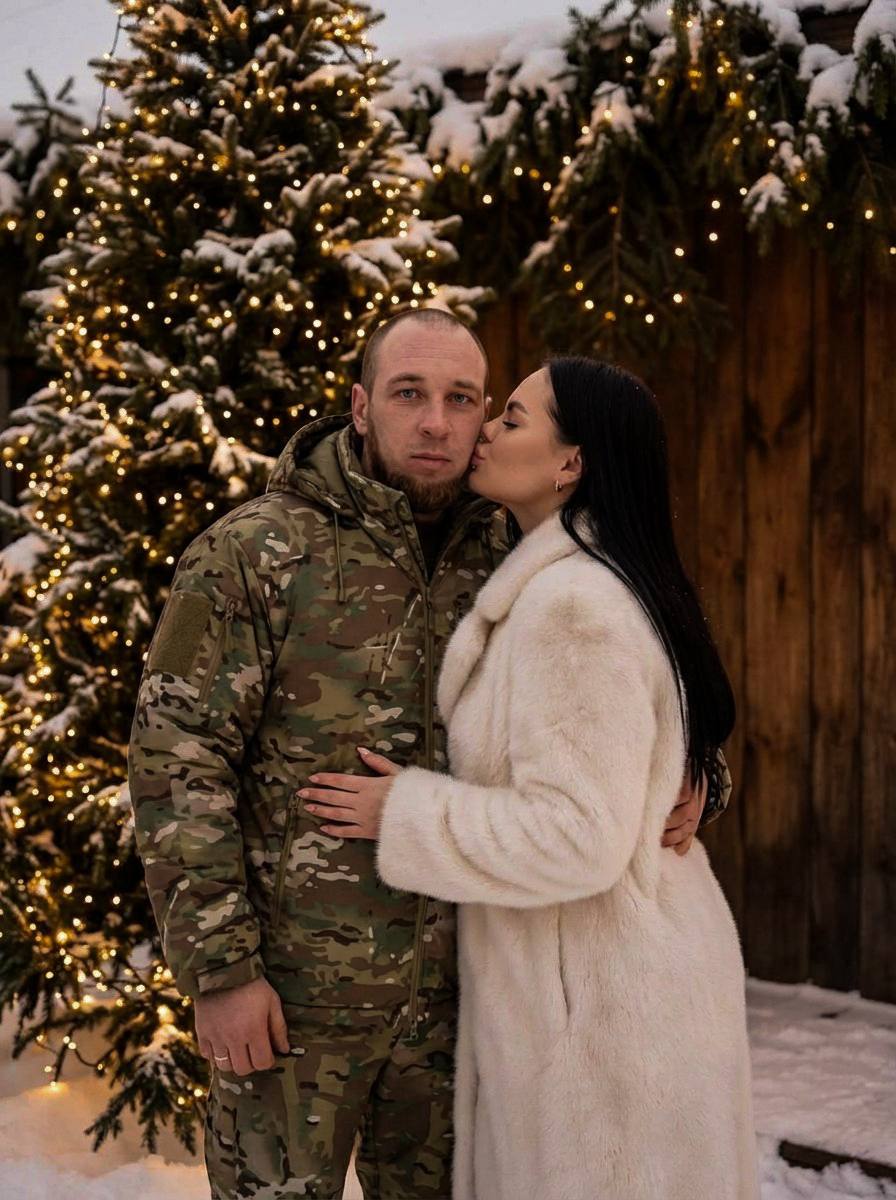 Зимняя уличная фотосессия возле высокой ёл...