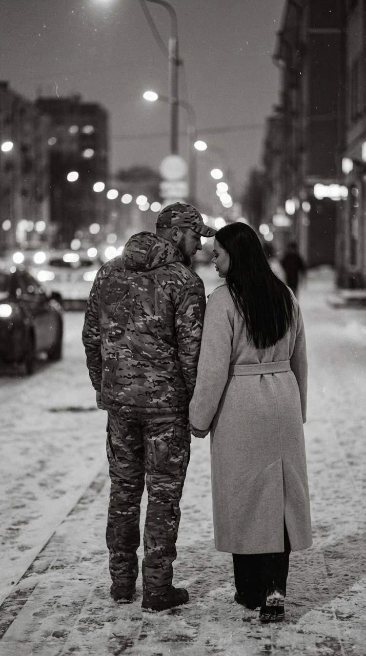 Чёрно‑белая вечерняя фотография в городе
