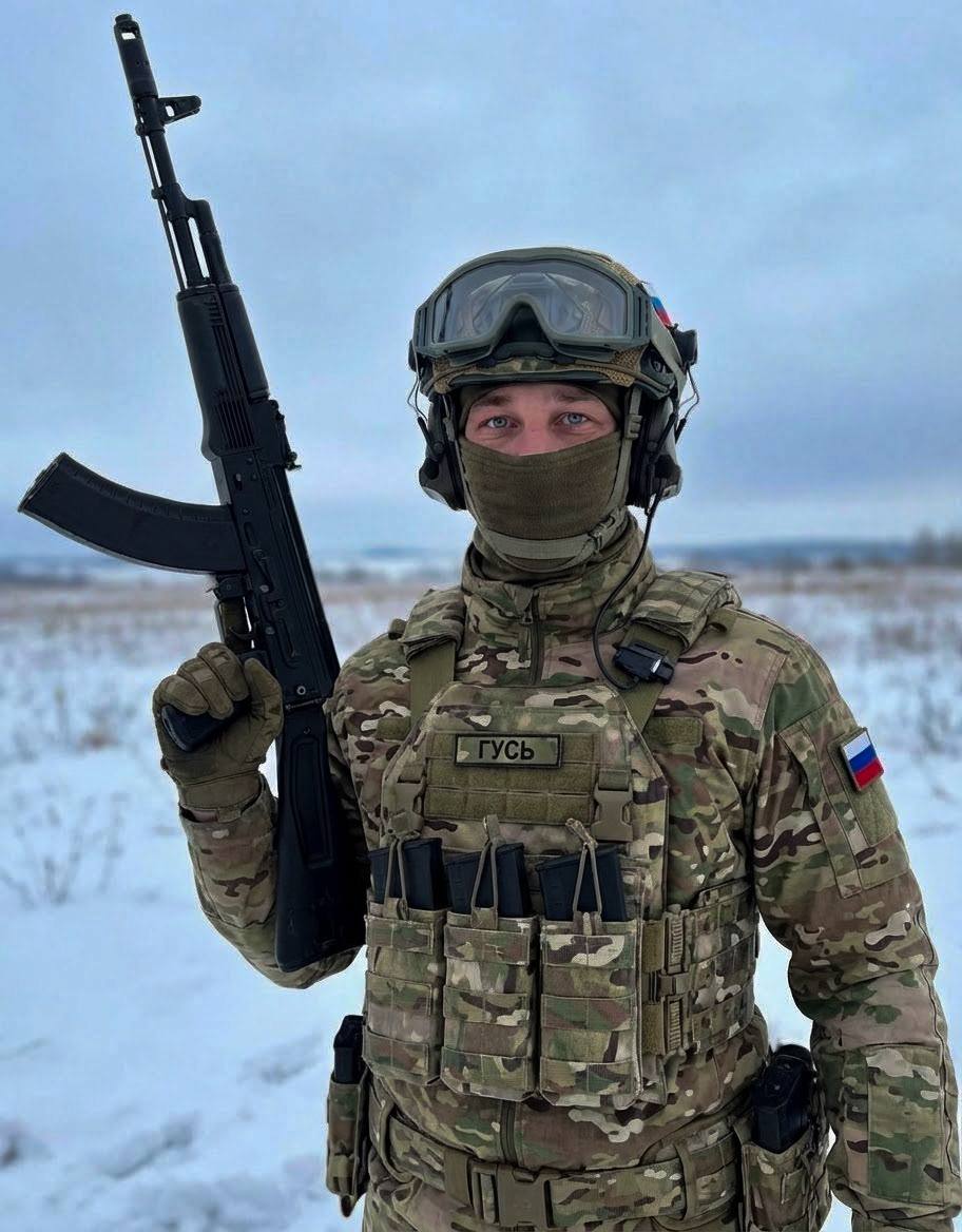 Молодой мужчина ‑солдат в современной форм...
