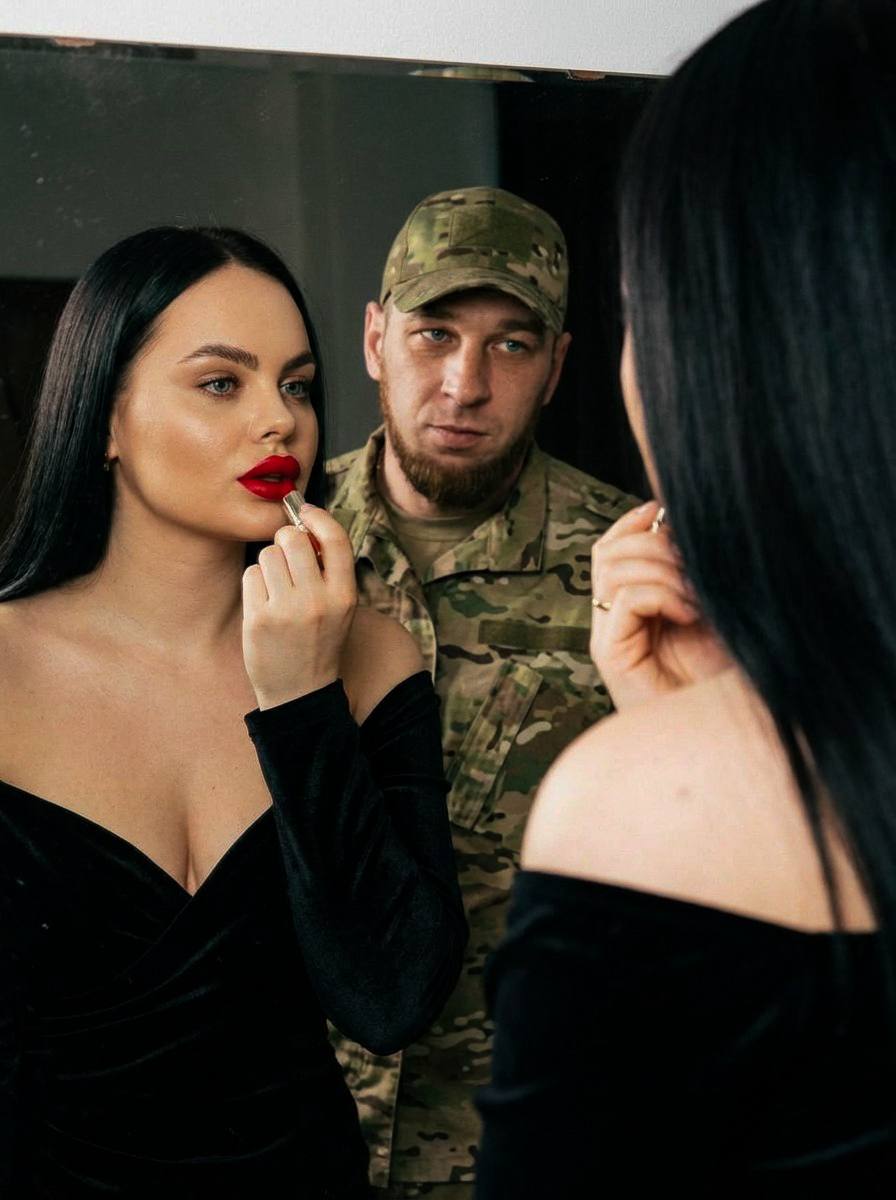 Экстремально крупный план Девушка красит г...