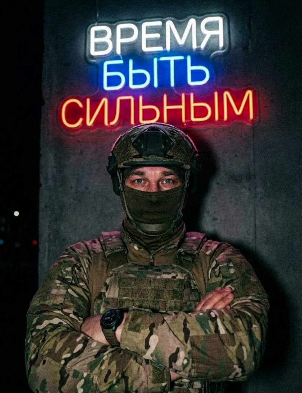 Крупный план солдата в ночь