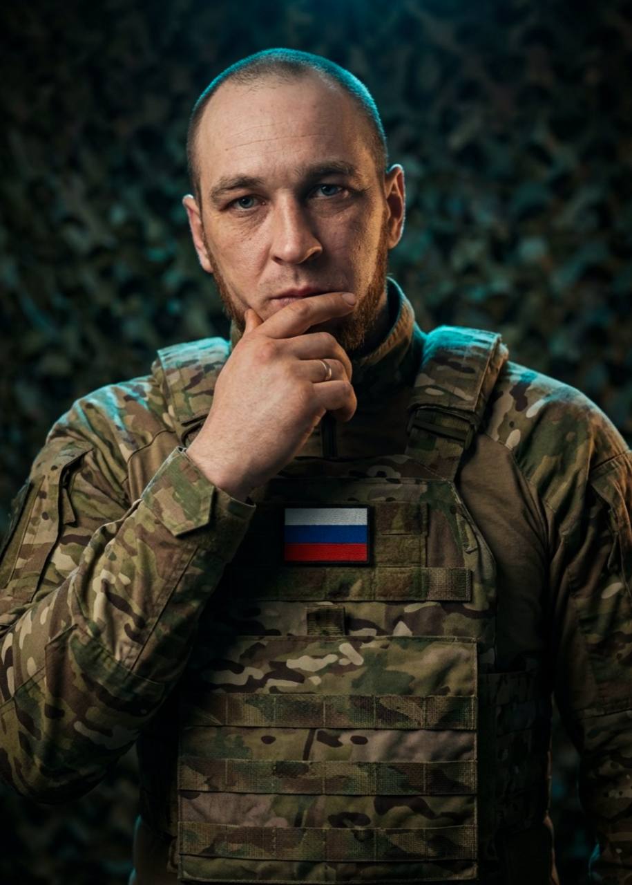 Мужской студийный портрет крупным планом (...