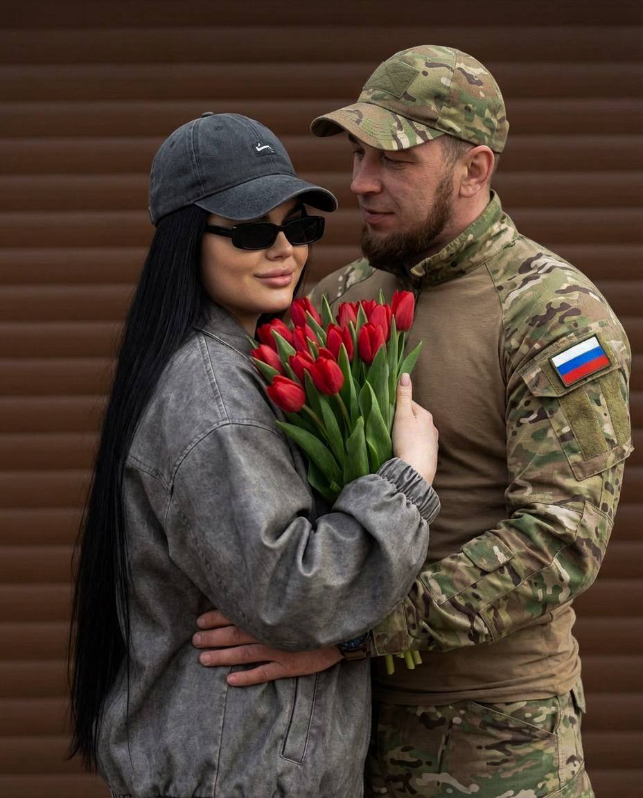Не меняя внешности женщины с фото, она изо...