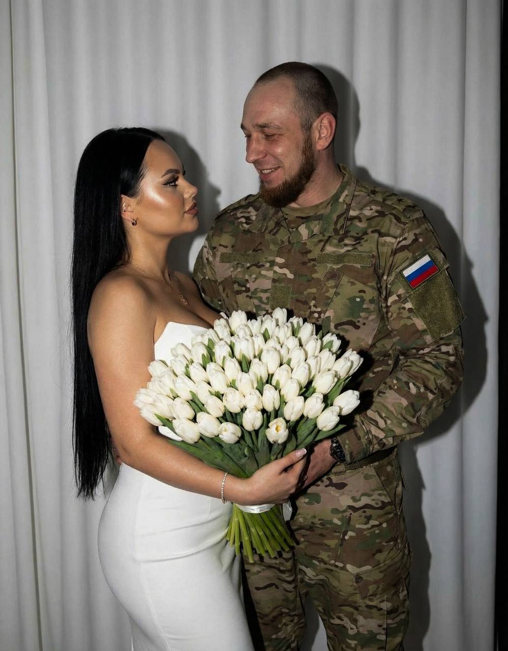 Фото сделано ночью со вспышкой, создающим...