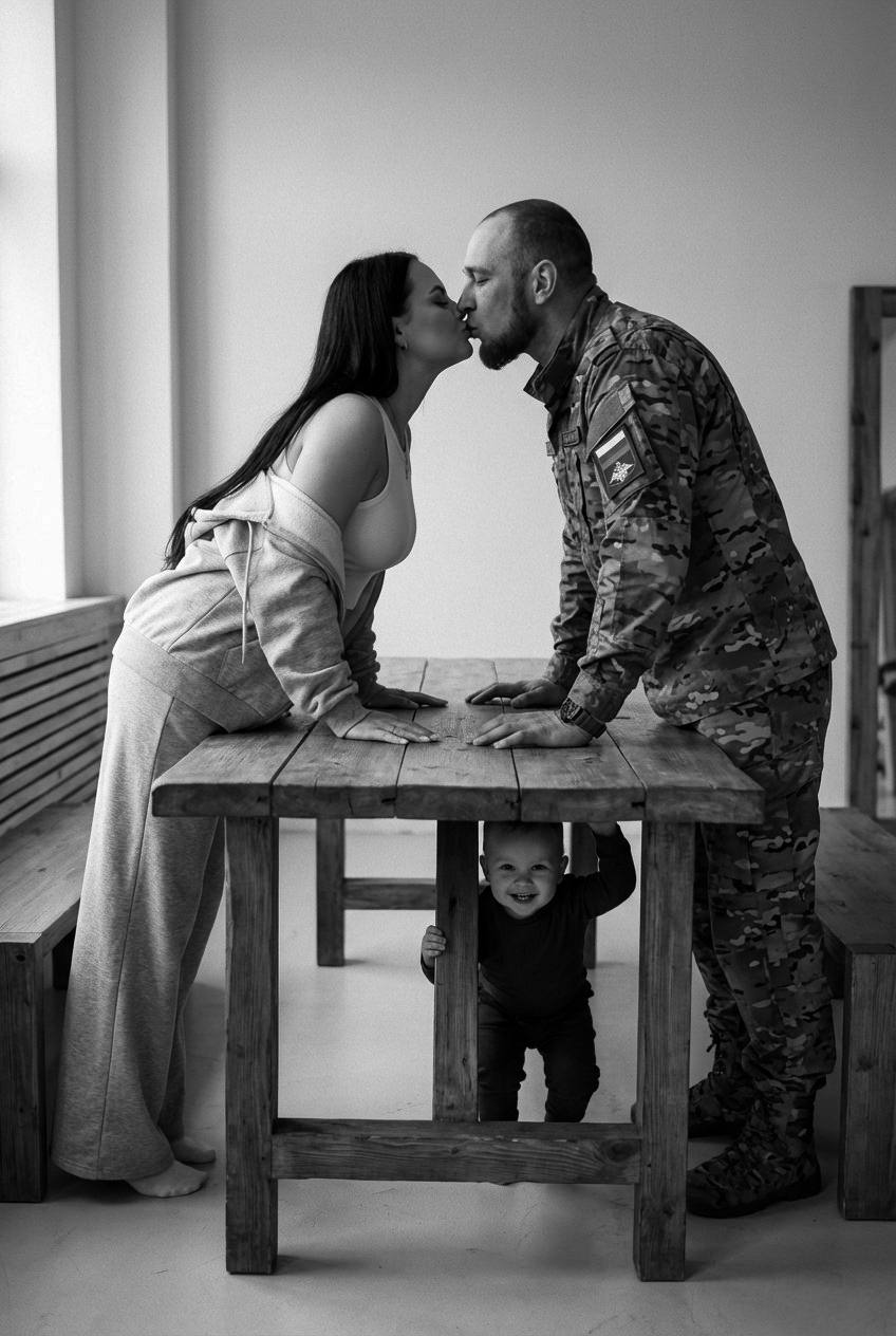 Черно-белая фотография, запечатлевшая нежн...