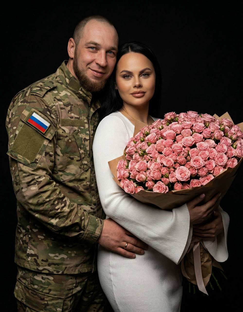 Не меняя внешности женщины и мужчины с фот...