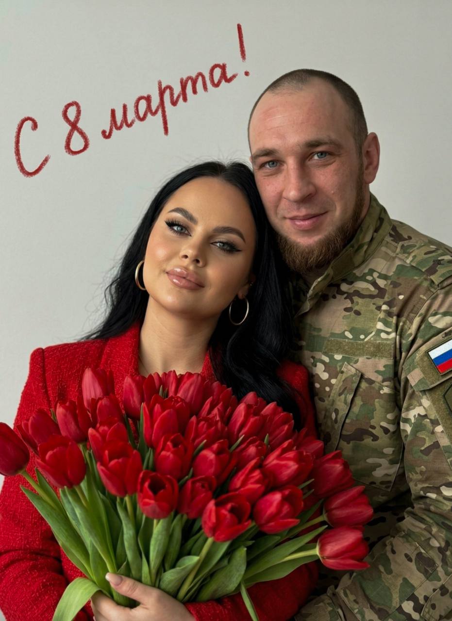 Не меняя внешности женщины и мужчины с фот...