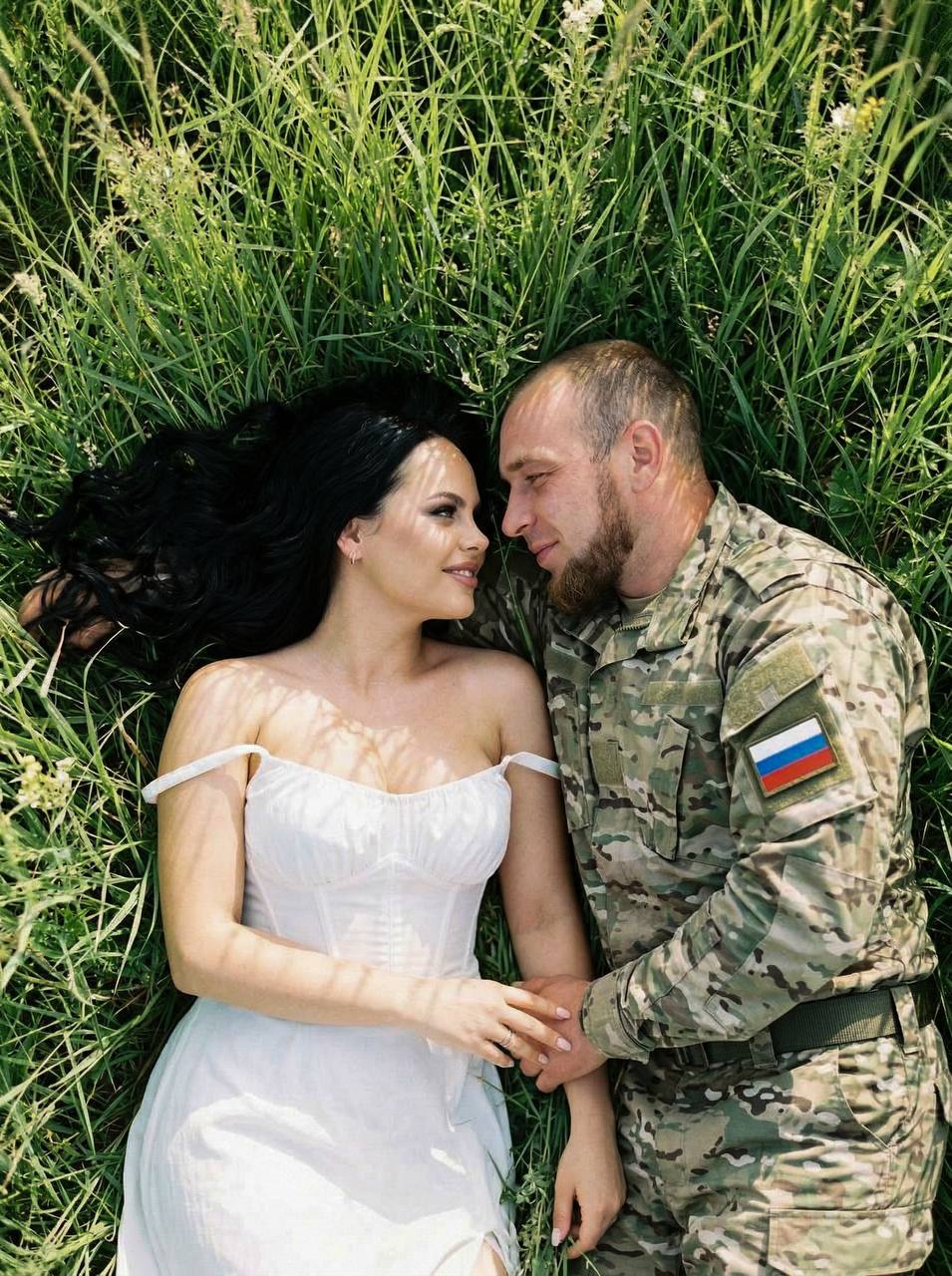Съёмка с верхнего угла красивой женщины и...