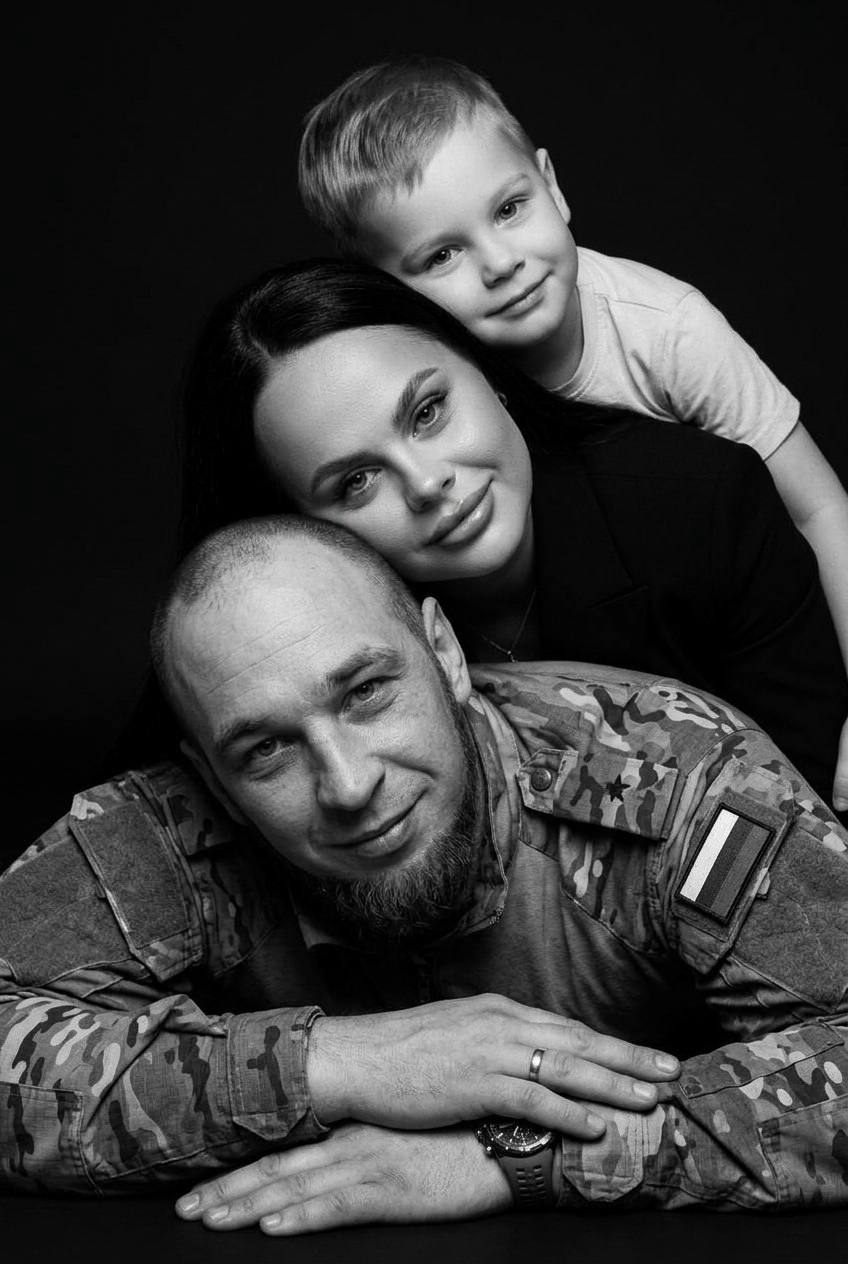 Соедени всех людей на одном фото не меняя...