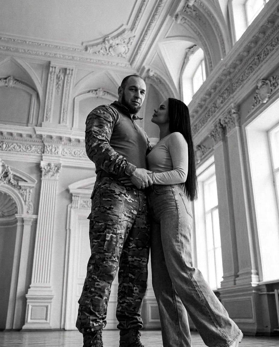 Черно-белая фотография кадр по пояс влюбле...