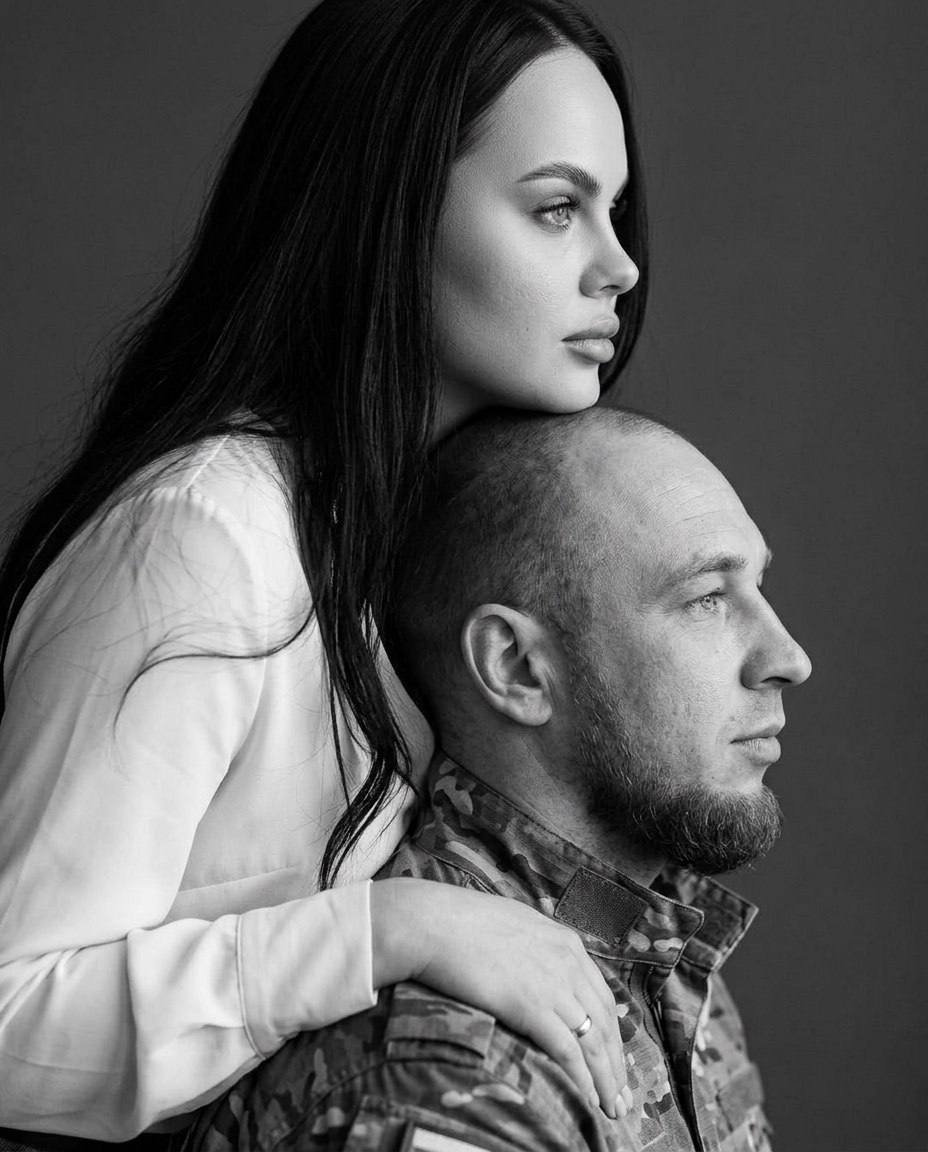 Черно-белый фотореалистичный портрет женщи...