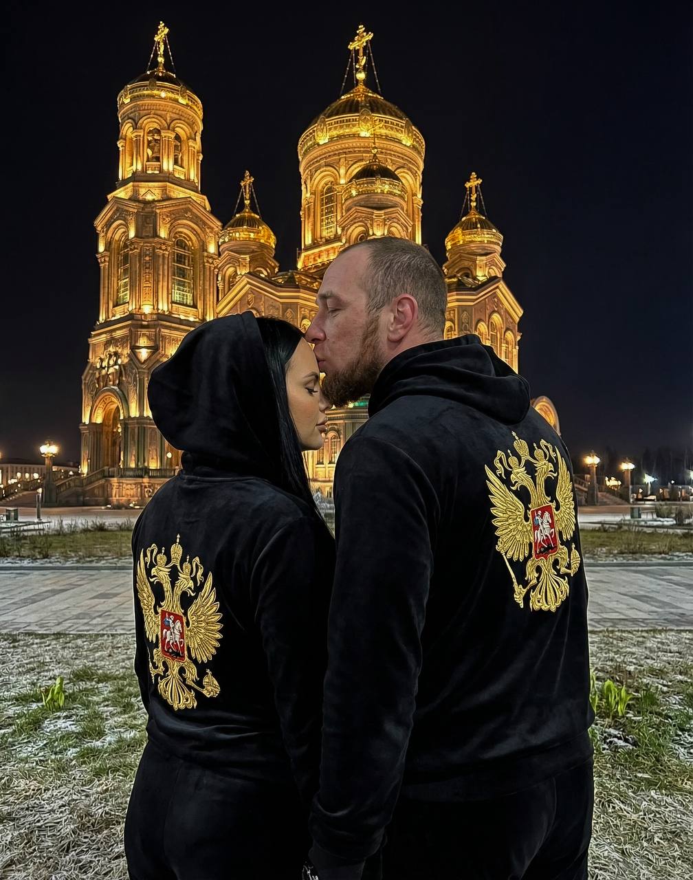 Кинематографичный ночной снимок влюбленной...