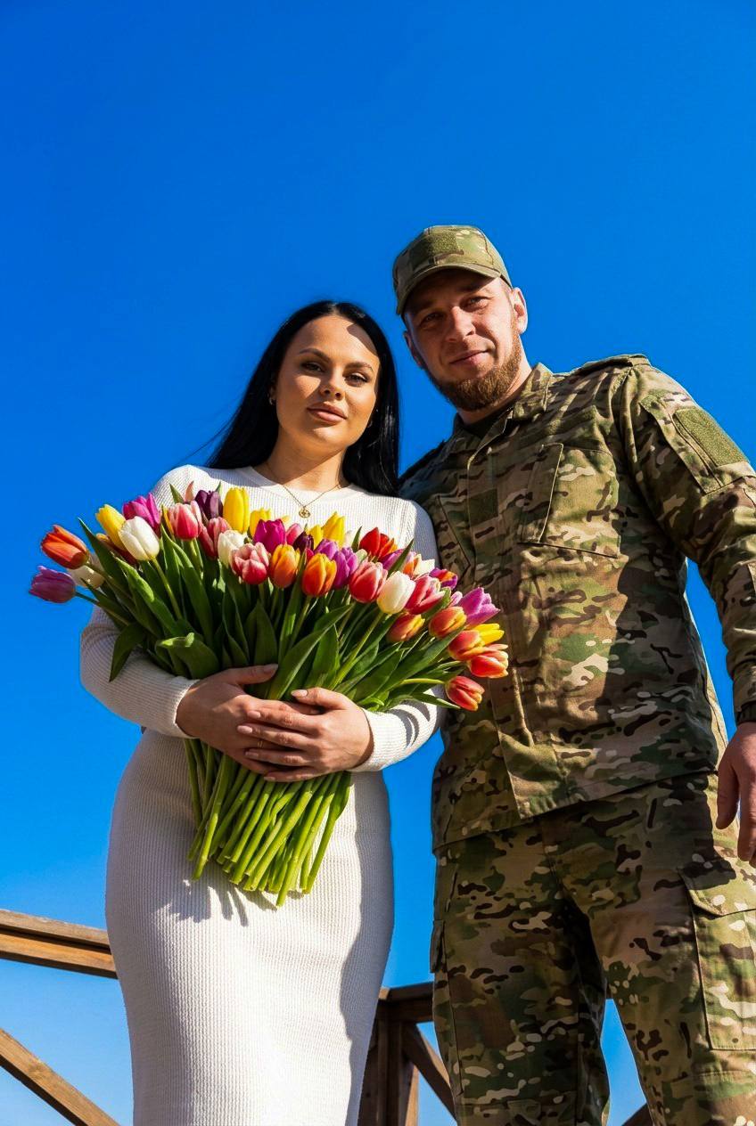 Вид снизу на девушку и мужчину, стоящую на...