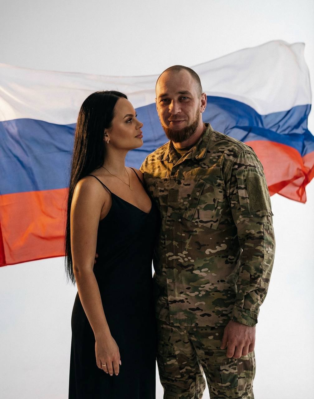 Очень близкий кадр по грудь Девушка стоит...