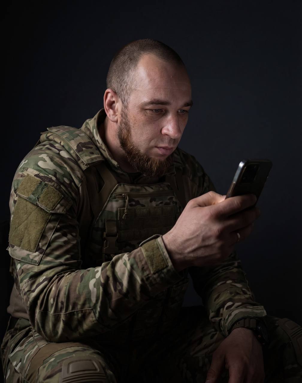 Не меняя внешности мужчины с фото, он запе...