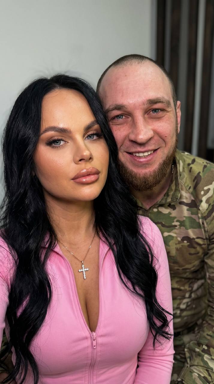 Крупным планом портрет женщины с длинными...
