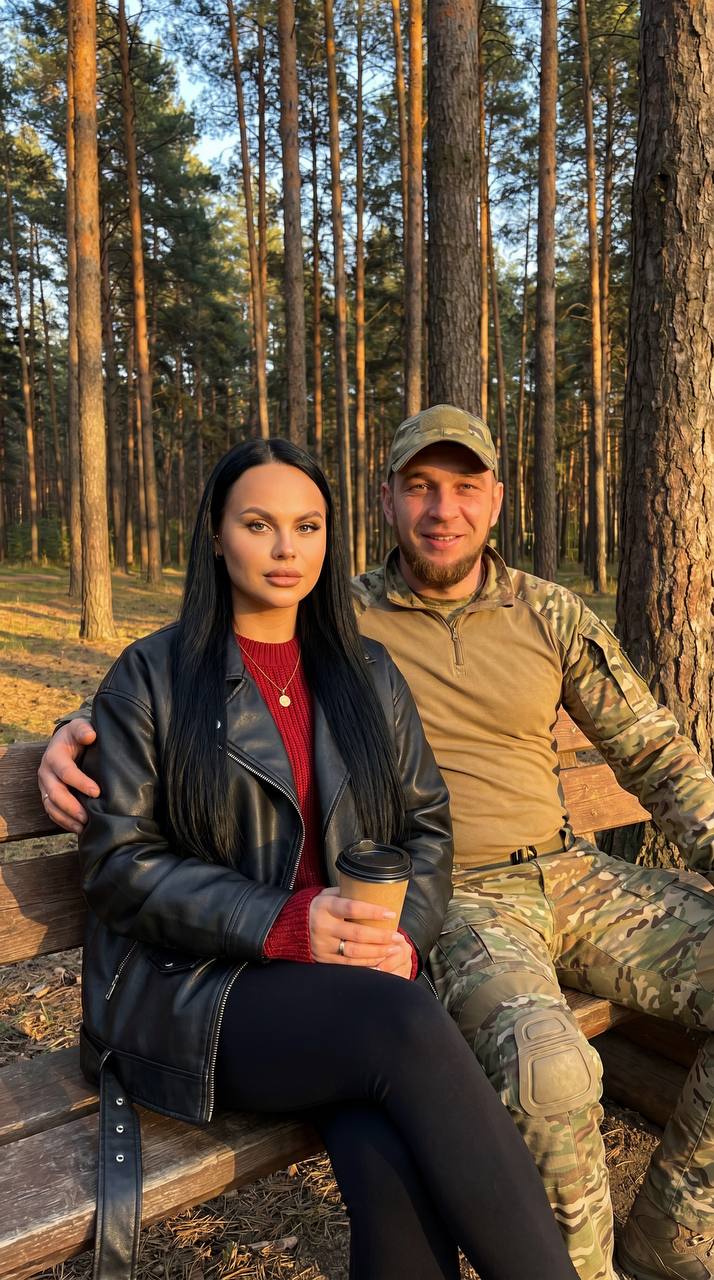 Девушка сидит на деревянной скамейке в хво...