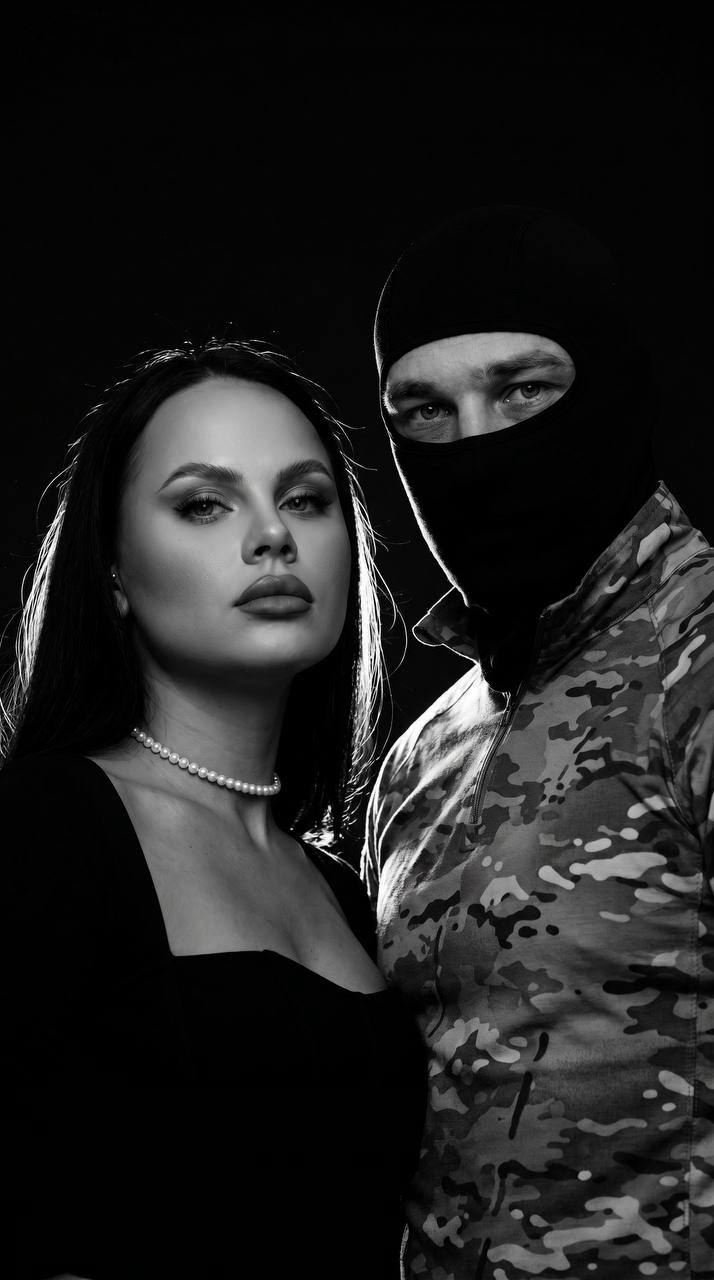 Монохромный портрет с нижнего ракурса: дев...
