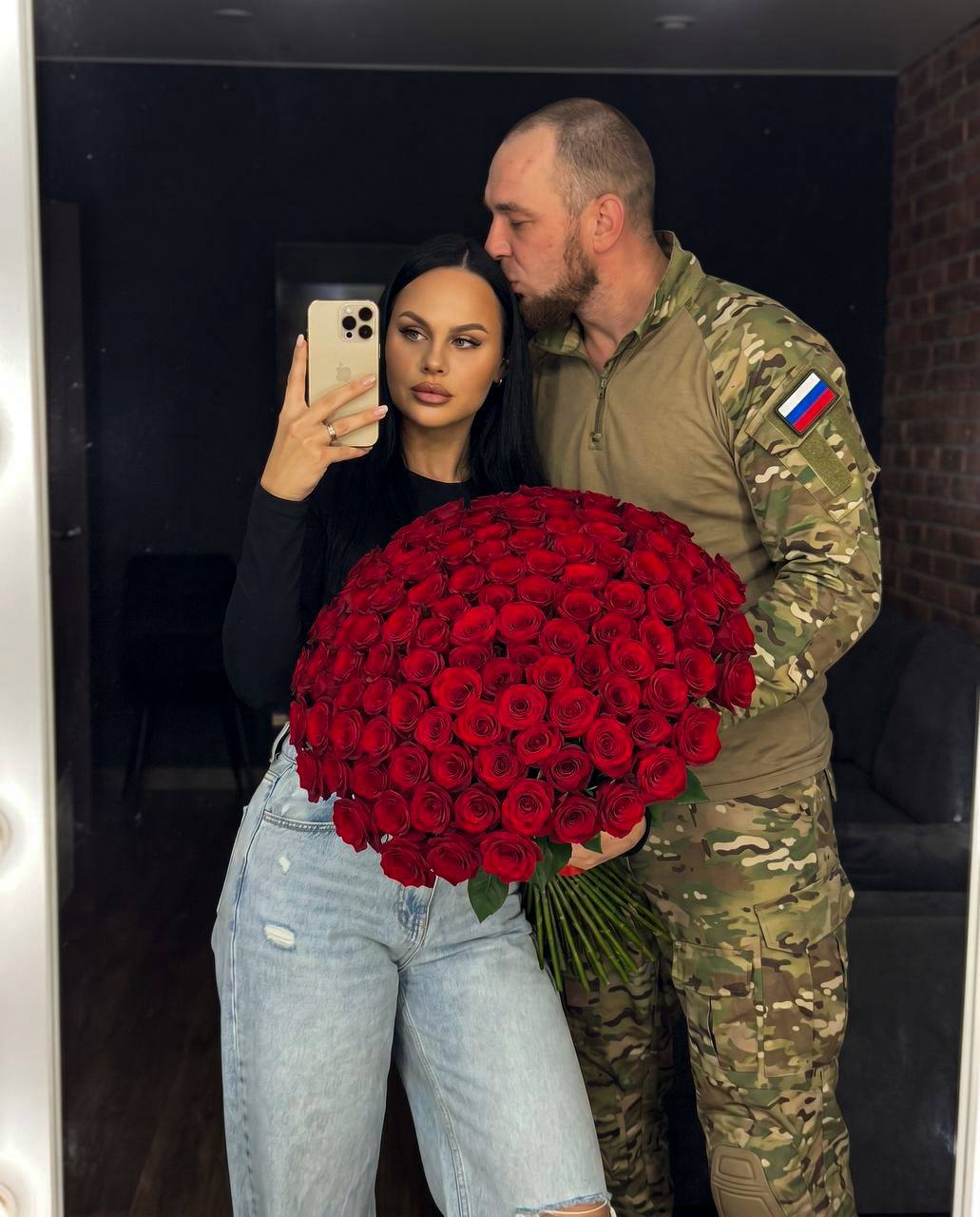 Фотореалистичное селфи, снятое молодой жен...