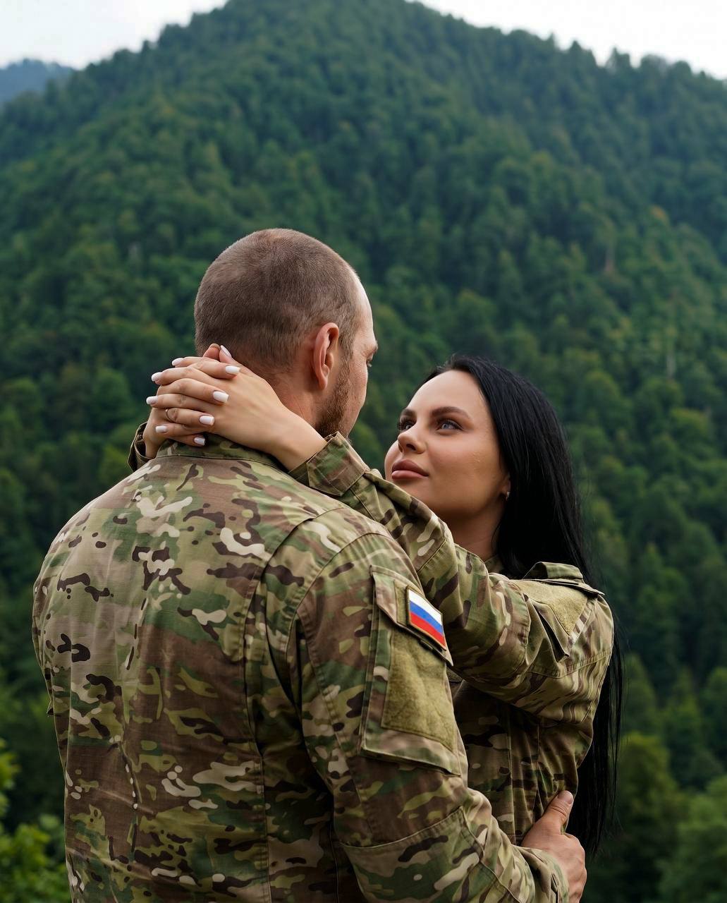 Молодая пара в близкой позе