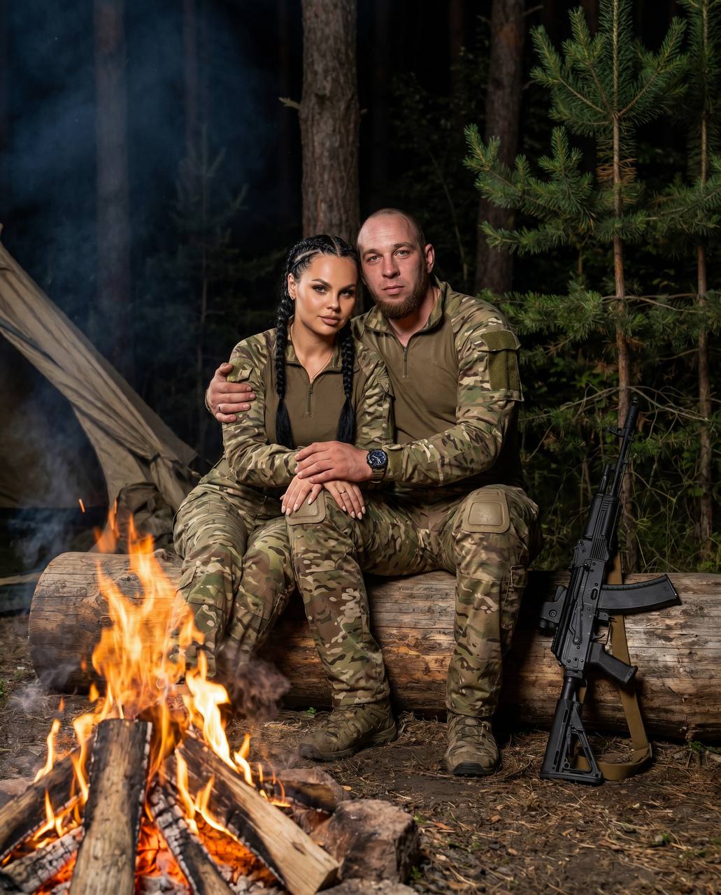 Фото пары у костра в лесу рядом с палатками