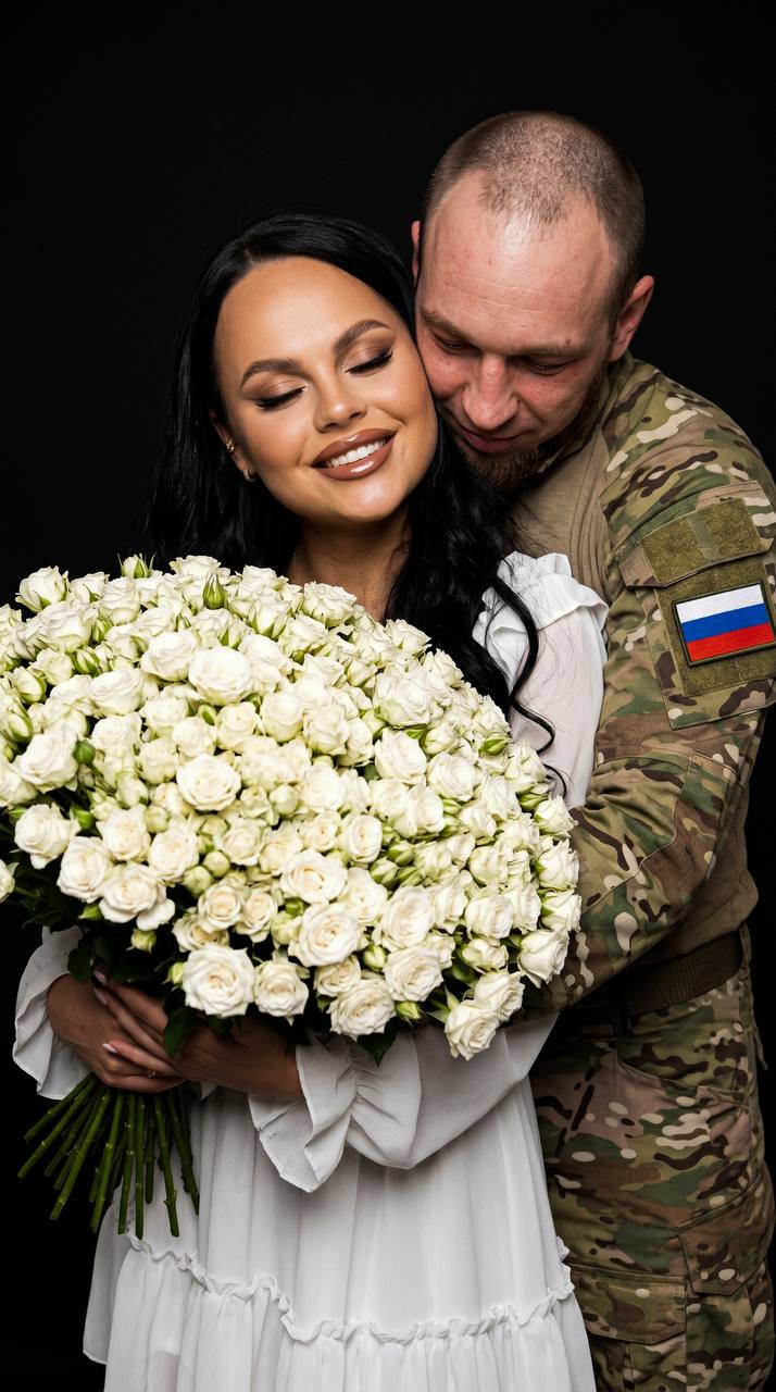 Девушка в белом платье с рюшами, на черном...
