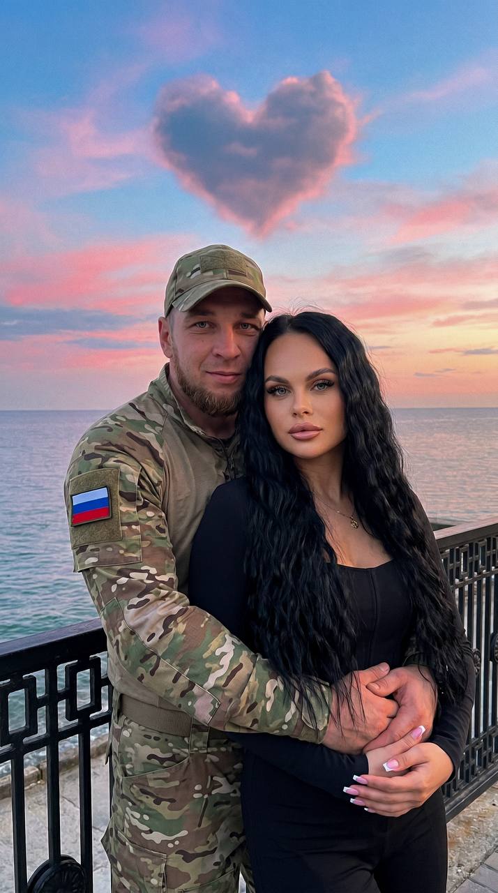 Девушка в черном корсете и черных леггинса...