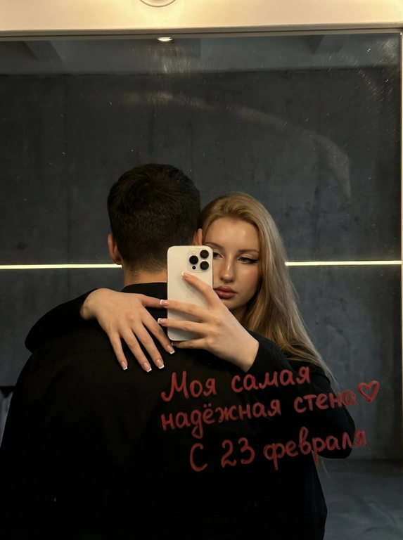 Создайте ИИ-селфи с парнем и надписью помадой на 23 февраля