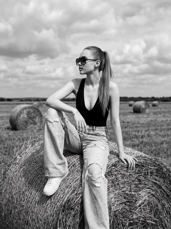 Создайте чёрно-белое fashion фото на тюке сена (ИИ)