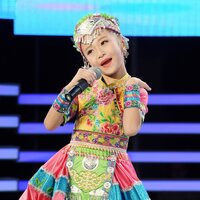 背水的苗家小姑娘 - 颜丙沂