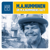 Med min kvinna i riksdagshusets park - M.A. Numminen