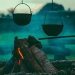 С гитарой у костра