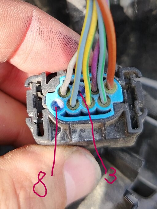 Разъем проводки к фонарю крупным планом 1.jpg