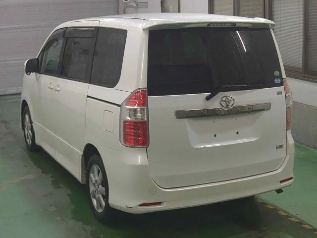 Toyota Noah Лот № 2008