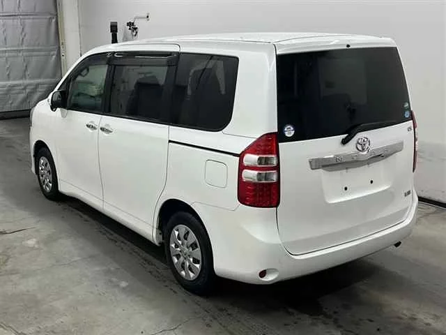 Toyota Noah Лот № 99002 2012