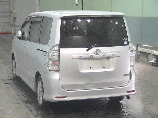Toyota Voxy Лот № 2011