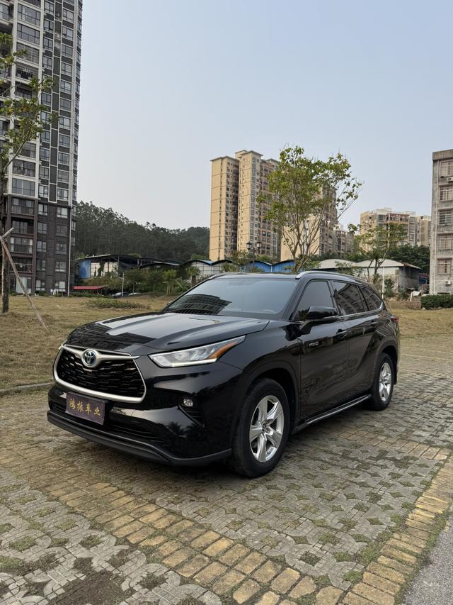 Toyota Highlander IV (U70)