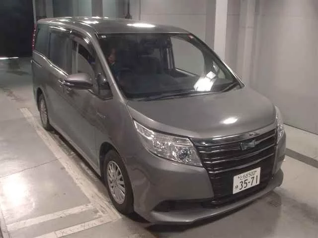 Toyota Noah Лот № 318 2015