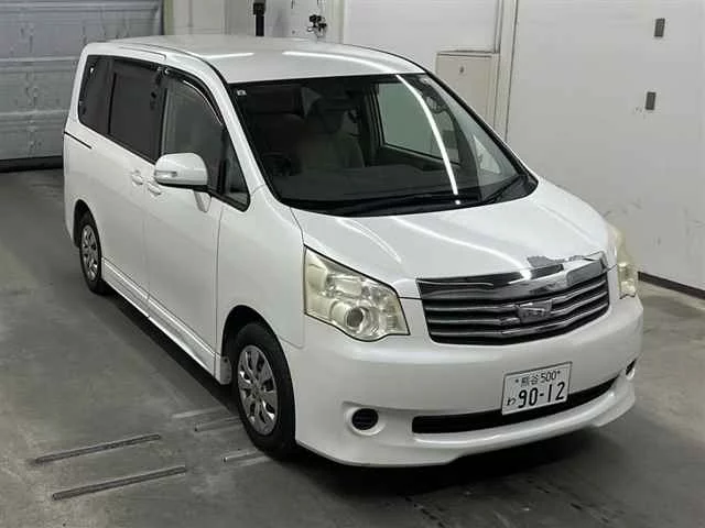 Toyota Noah Лот № 10298 2010