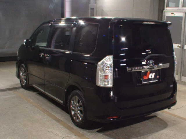 Toyota Voxy Лот № 2013