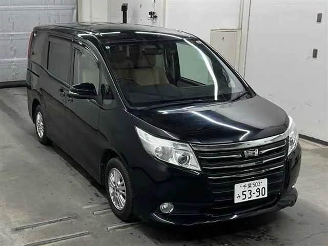 Toyota Noah Лот № 10193 2014