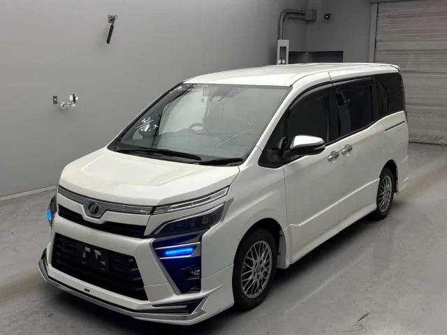 Toyota Voxy Лот № 399 2019