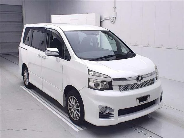 Toyota Voxy II (R70)