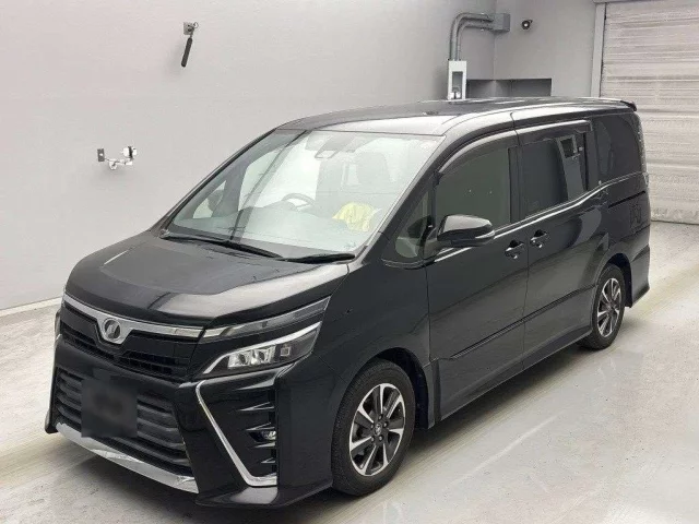 Toyota Voxy Лот № 12351 2017