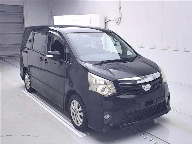 Toyota Noah Лот № 70240 2010