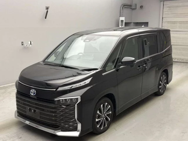 Toyota Voxy Лот № 12018 2022
