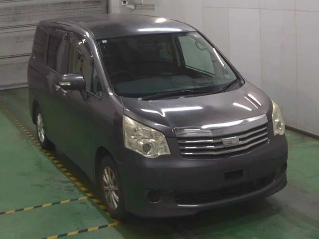 Toyota Noah Лот № 2010